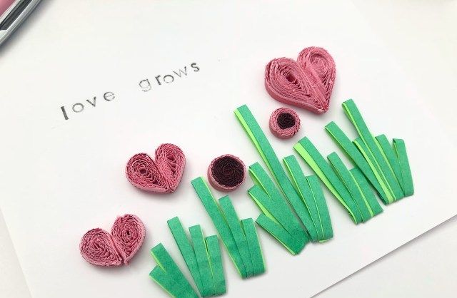 Tarjeta de Quilling Paper del día de San Valentín con corazones con flecos - Envíe un jardín de corazones a su amor con esta sencilla tarjeta de quilling || www.ThePaperyCraftery.com
